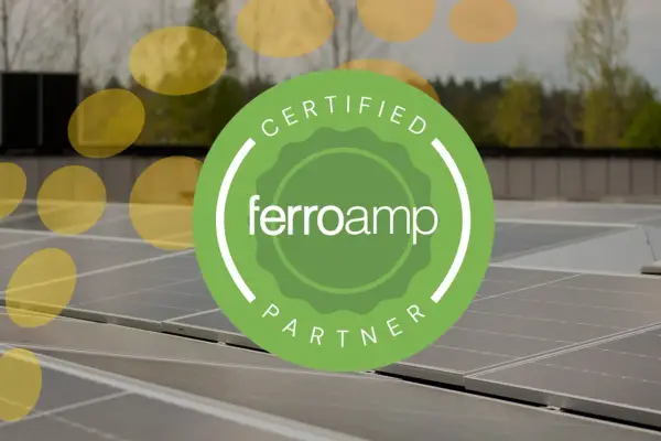 Grön cirkel med texten "Certified Ferroamp Partner" över solpaneler. En symbol för en pålitlig ferroamp återförsäljare.
