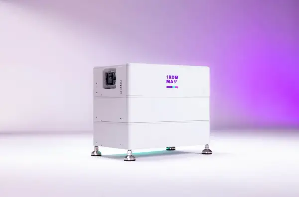En vit, stapelbar energilagringsenhet med texten "1KOM MA5°" och färgade staplar. Denna solaredge batteri är redo att revolutionera din energihantering.